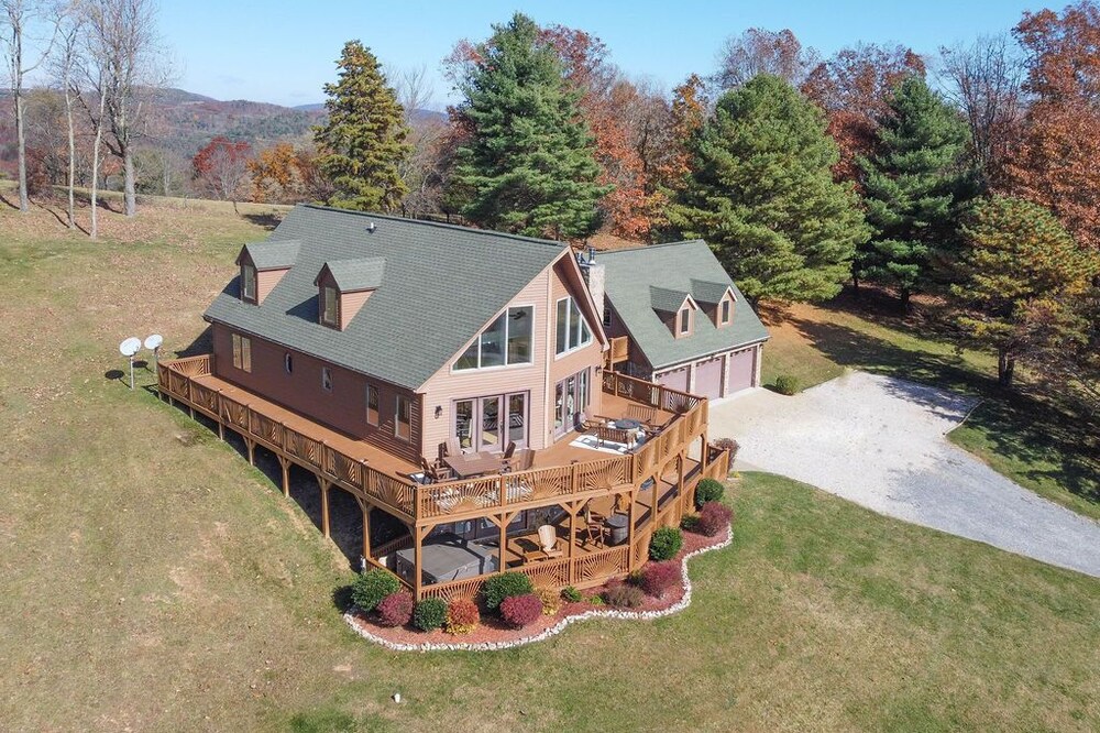 Epic Mountain Views, Hot Tub and Privacy at Harvest Moon Lodge and Retreat!