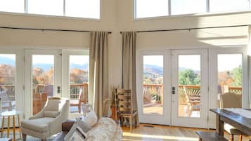 Smart TV, fireplace, DVD player, table tennis