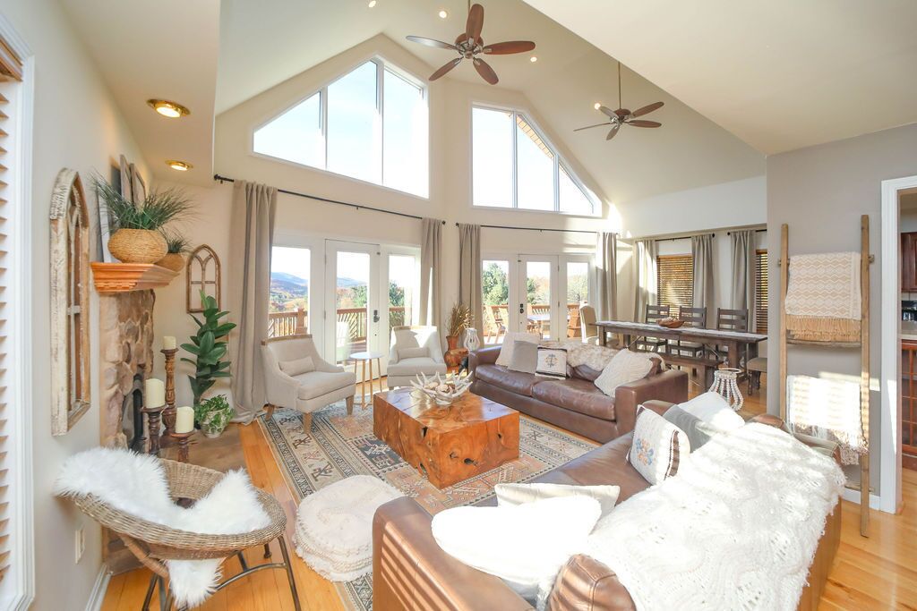 TV connectée, cheminée, lecteur de DVD, table de tennis de table