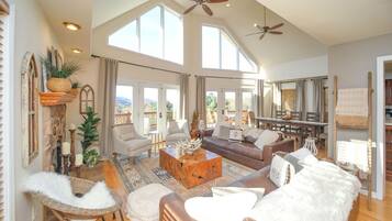 TV connectée, cheminée, lecteur de DVD, table de tennis de table