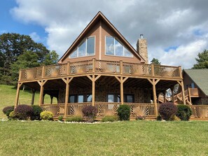 Exterior - Luxury Mountain Lodge: Hot Tub and Incredible Mountain Views (Vesuvius)