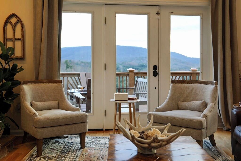 TV connectée, cheminée, lecteur de DVD, table de tennis de table