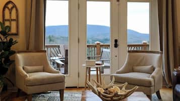 智能電視、壁爐、DVD 播放機、乒乓球設施