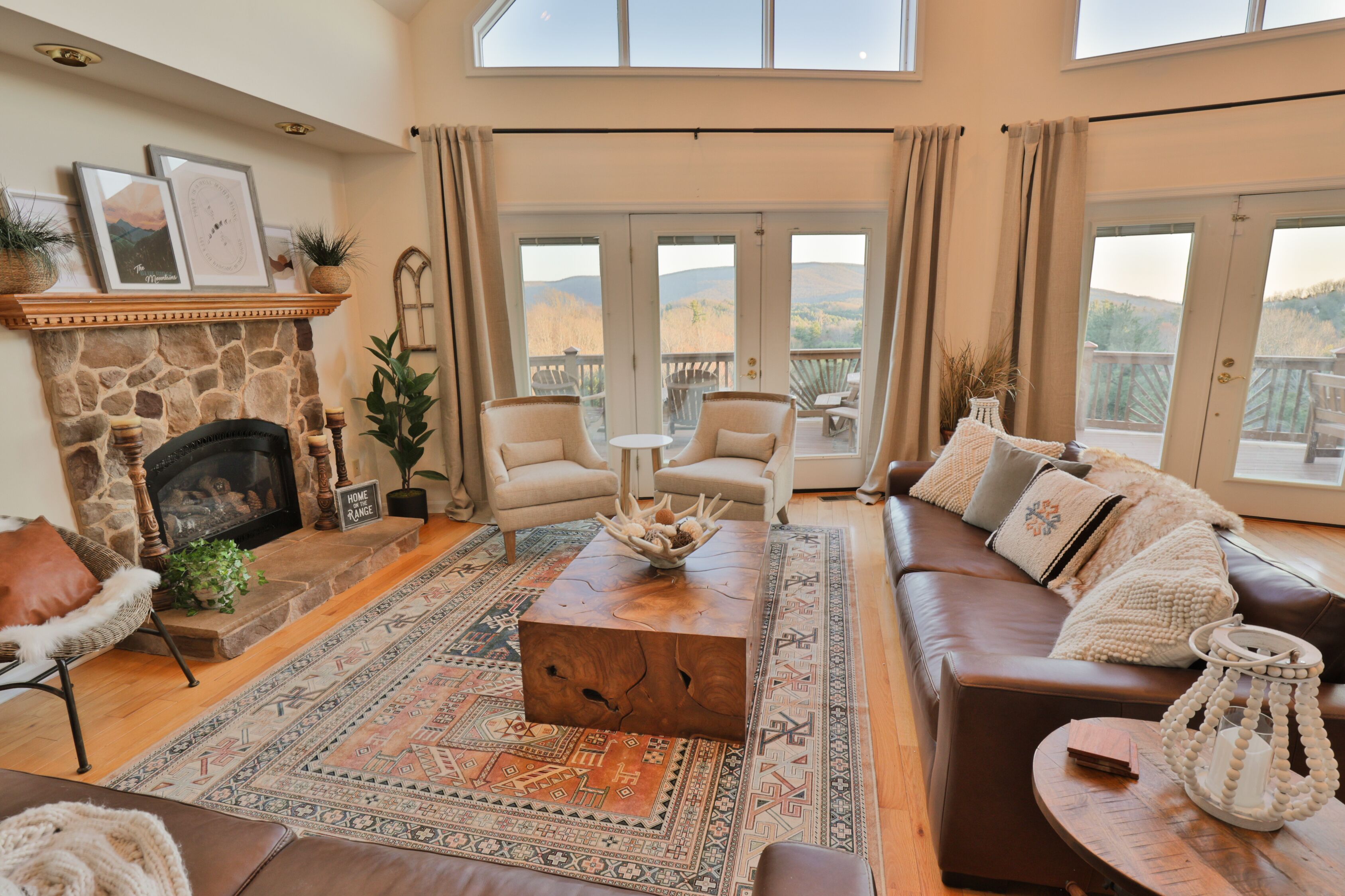 Epic Mountain Views, Hot Tub and Privacy at Harvest Moon Lodge and Retreat!