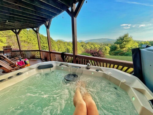 Luxury Mountain Lodge: Hot Tub and Incredible Mountain Views