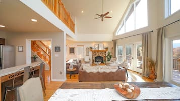 TV connectée, cheminée, lecteur de DVD, table de tennis de table