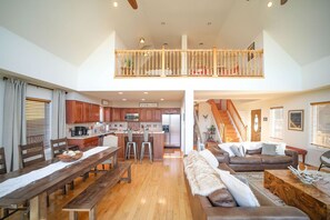 Interior - Luxury Mountain Lodge: Hot Tub and Incredible Mountain Views (Vesuvius)