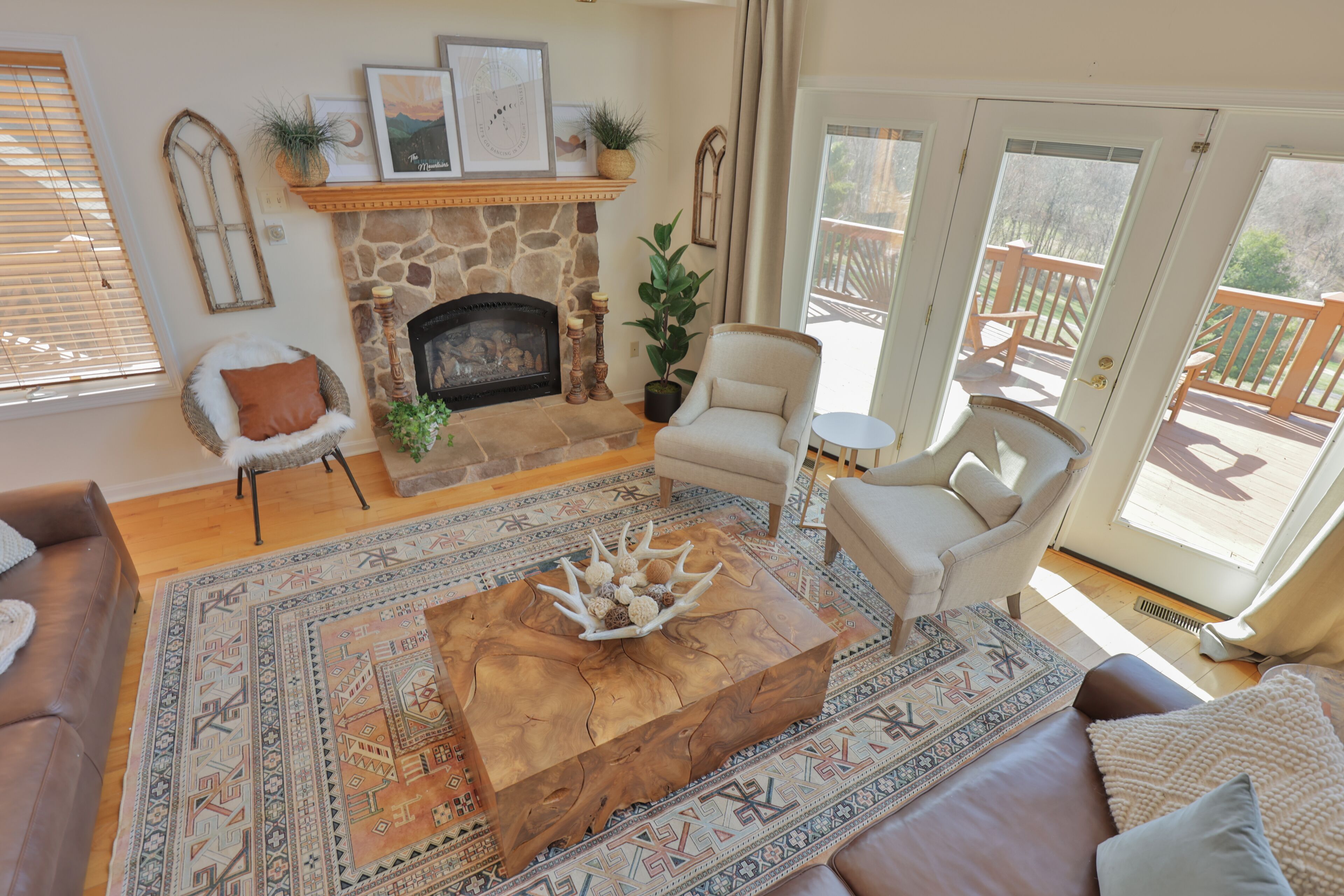 Epic Mountain Views, Hot Tub and Privacy at Harvest Moon Lodge and Retreat!