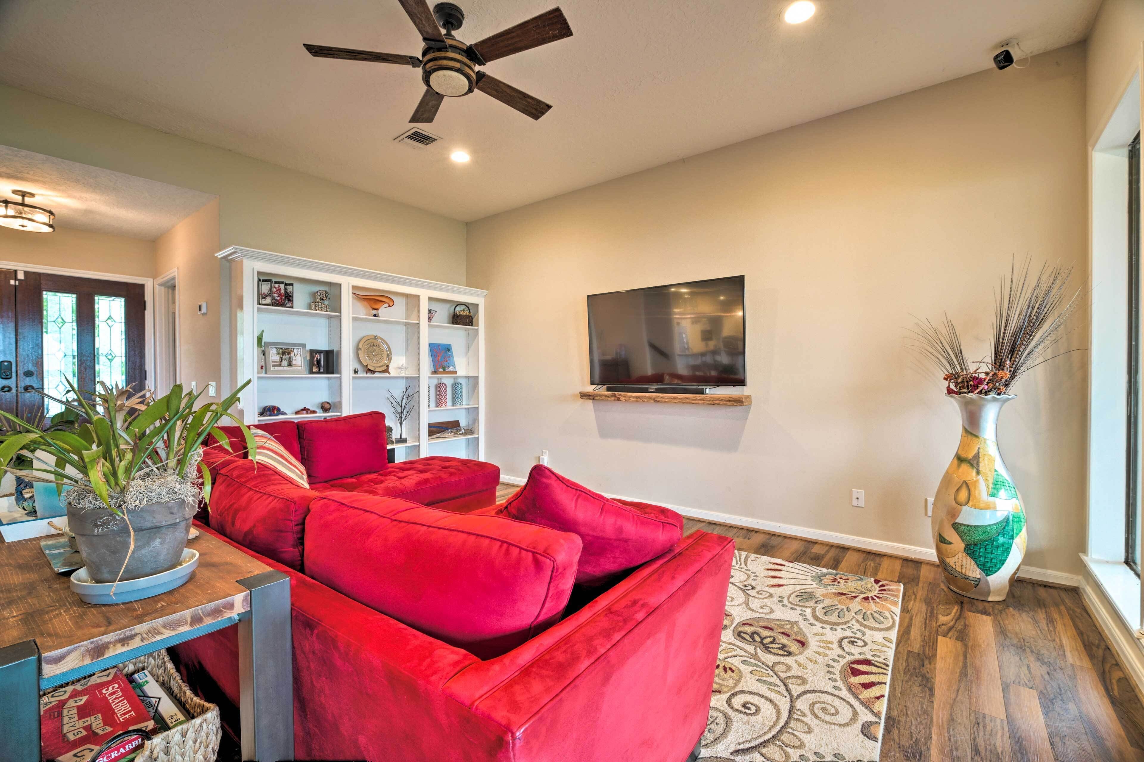 Lavish Lakefront House w/ Pool Table & Patio!