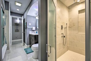 Kostenlose Toilettenartikel, Haartrockner, Handtücher