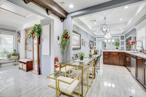 11 Mi to NOLA: Westwego Home w/ Sunroom!