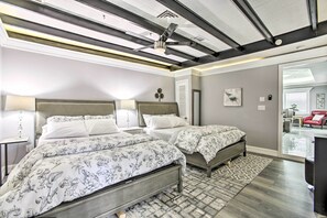 4 室のベッドルーム、デスク、ノートパソコン用作業スペース、アイロン / アイロン台