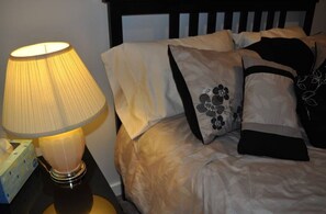 1 chambre, fer et planche à repasser, lit de bébé portatif