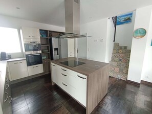 Geladeira, fogão, lava-louças, torradeira