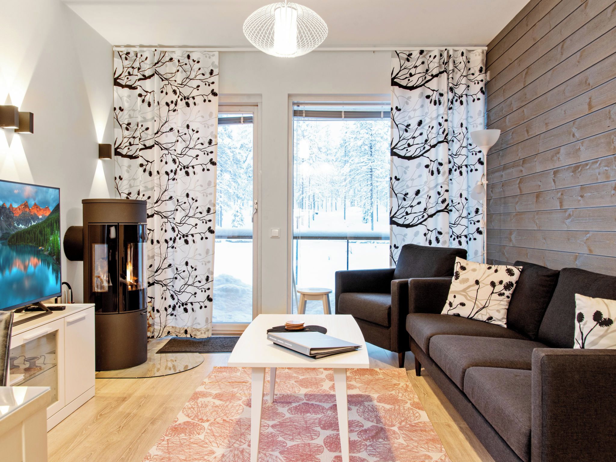 Una sala de estar moderna con sofá, mesa de centro y chimenea.