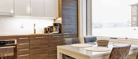 Kjøleskap, mikrobølgeovn, oppvaskmaskin og kjøkkenutstyr