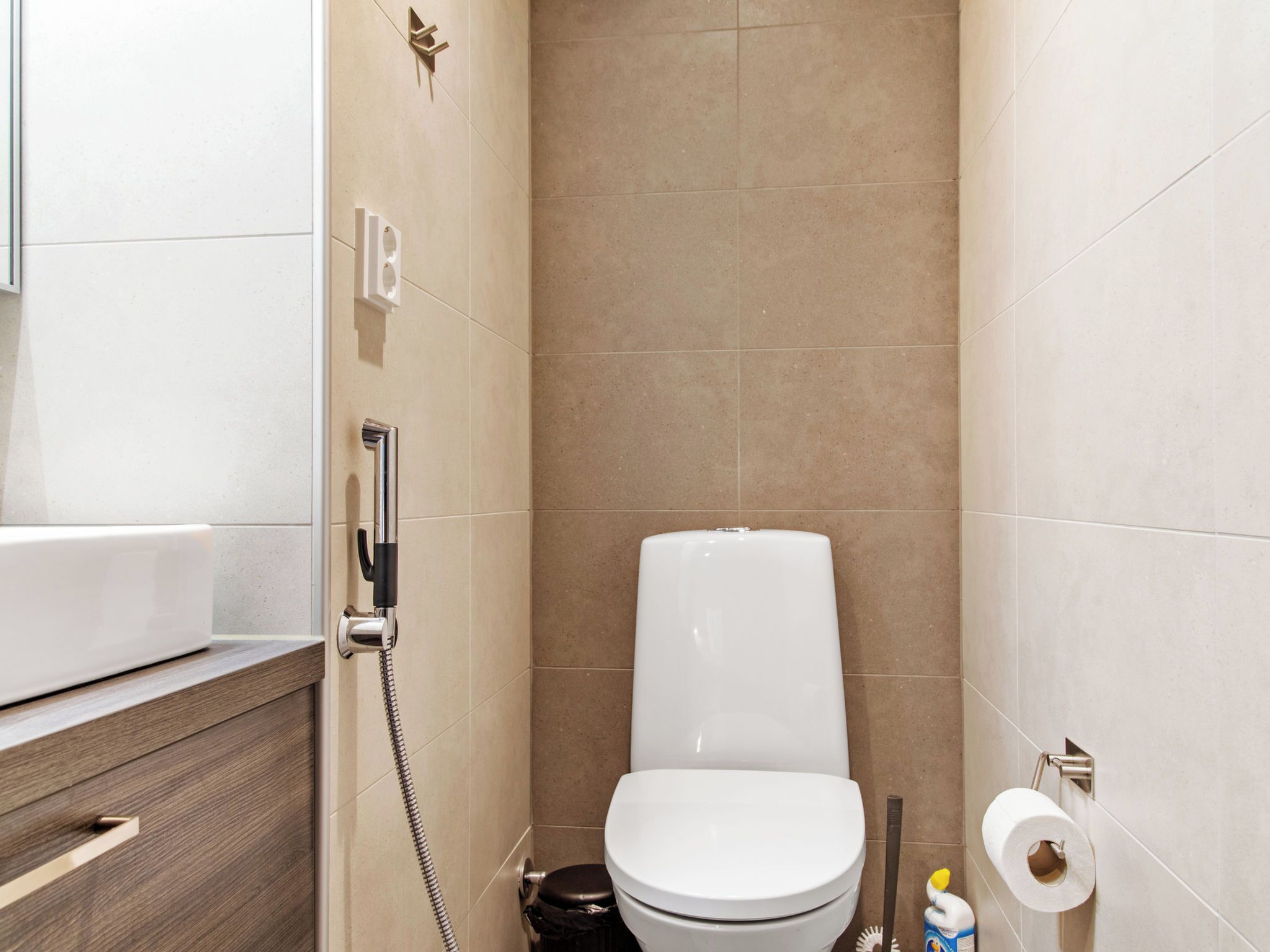 Ein kleines Badezimmer mit Toilette, Dusche und Waschbecken.