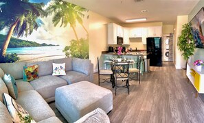 Smart TV, Netflix, Hulu, streaming services