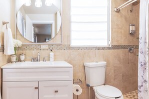 Suihku, hiustenkuivaaja, pyyhkeet, saippua