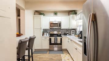 Kylskåp, mikrovågsugn, ugn och spishäll