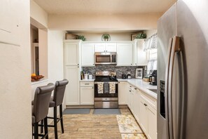 Refrigerador, microondas, horno y parrilla de estufa