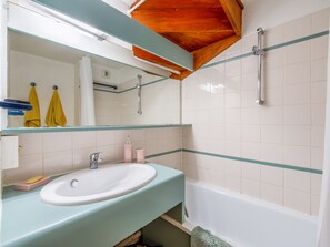Badewanne, kostenlose Toilettenartikel, Handtücher, Seife
