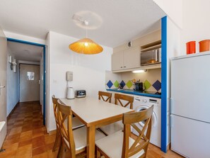 Refrigerador, microondas, lavavajillas y cafetera y tetera 