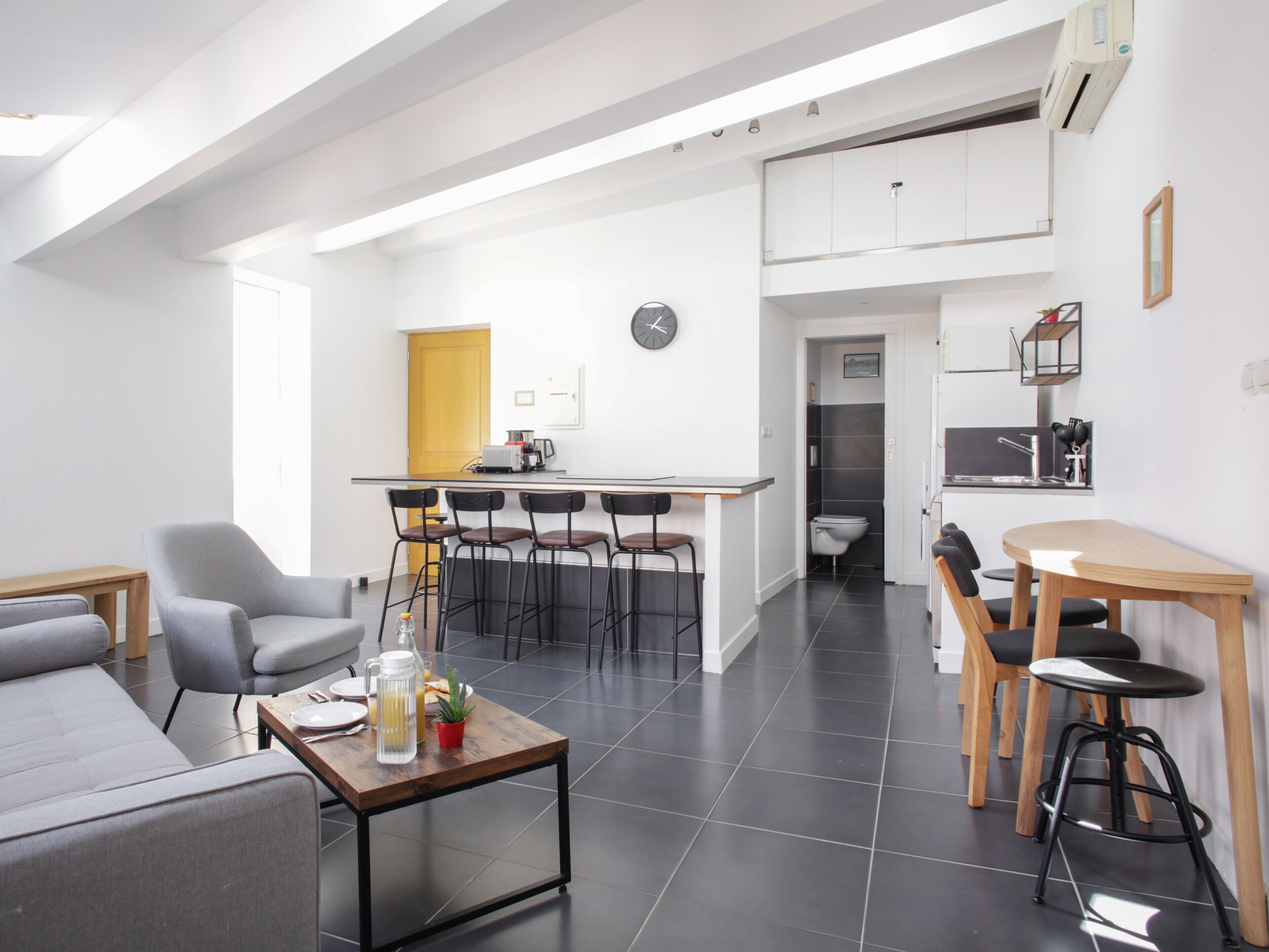 Bright central flat classified 2 stars in Cassis