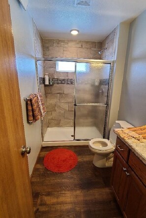 Suihku, hiustenkuivaaja, pyyhkeet, saippua