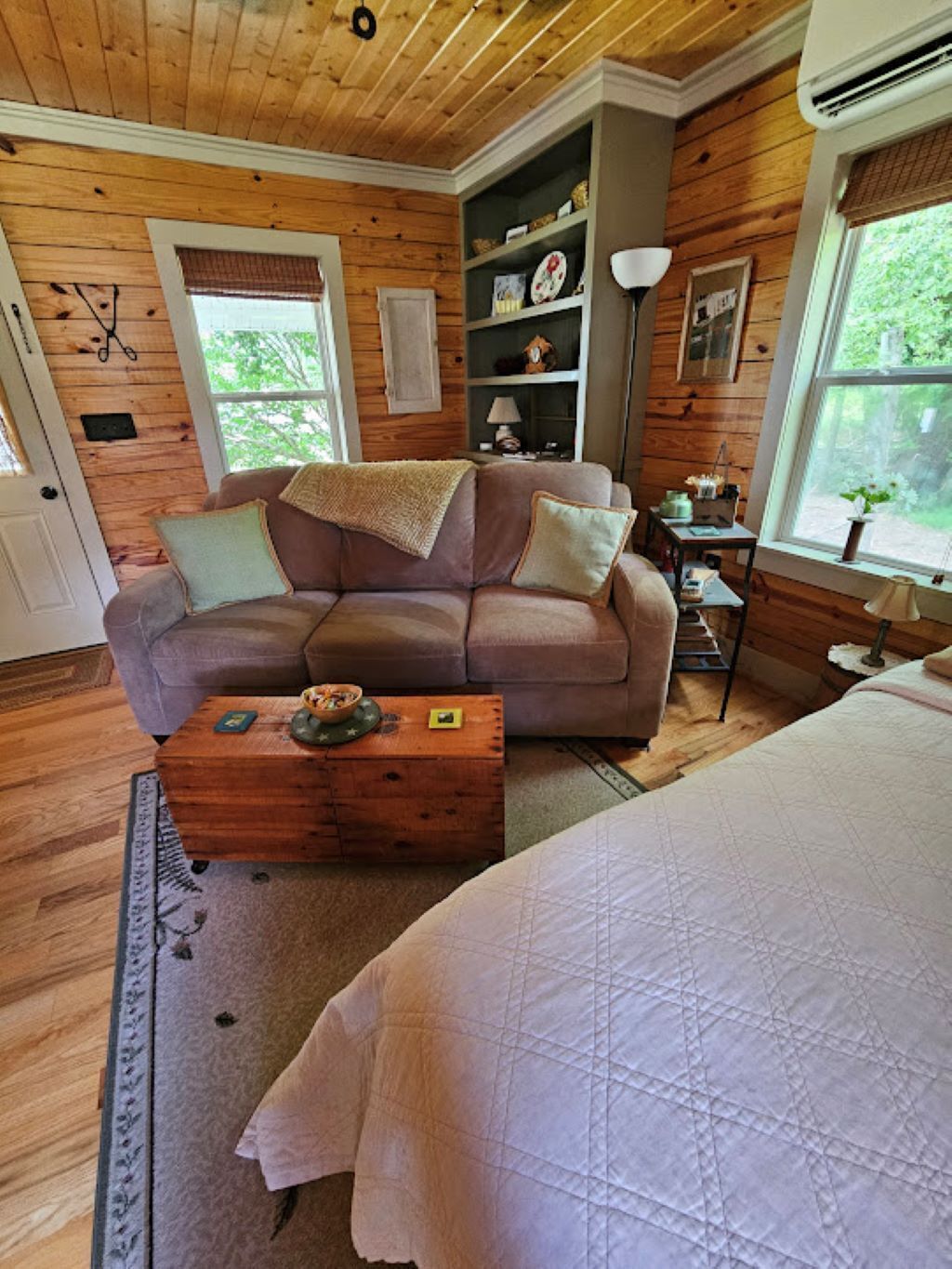 The Cabin at Tedderfarm-Crisp Nights and  the Hot Tub is Ready!