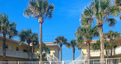 Oceanview Across From The Beach