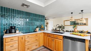 冰箱、微波炉、烤箱、炉灶