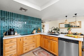 雪櫃、微波爐、焗爐、爐具