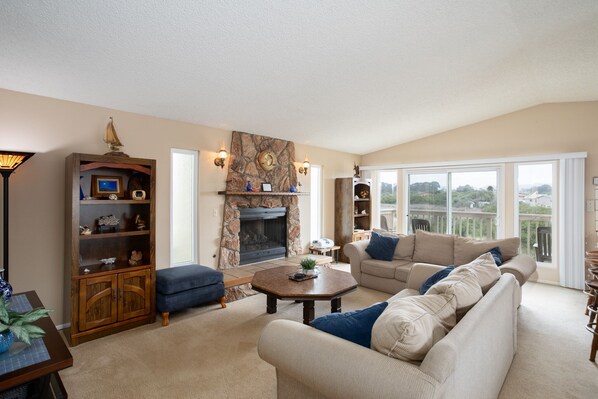 TV, fireplace, DVD player - Located in Oceano in the California region, 1740 Laguna Drive Home has a patio. The air-conditioned accommodations is 1,650 feet from Pismo State Beach, and guests benefit from complimentary WiFi and private parking available on site. (Oceano)