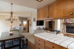 Interior - Located in Oceano in the California region, 1740 Laguna Drive Home has a patio. The air-conditioned accommodations is 1,650 feet from Pismo State Beach, and guests benefit from complimentary WiFi and private parking available on site. (Oceano)