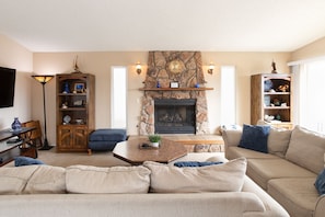 TV, fireplace, DVD player - Located in Oceano in the California region, 1740 Laguna Drive Home has a patio. The air-conditioned accommodations is 1,650 feet from Pismo State Beach, and guests benefit from complimentary WiFi and private parking available on site. (Oceano)