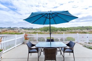 Outdoor dining - Located in Oceano in the California region, 1740 Laguna Drive Home has a patio. The air-conditioned accommodations is 1,650 feet from Pismo State Beach, and guests benefit from complimentary WiFi and private parking available on site. (Oceano)