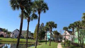 A residential area with a pathway, palm trees, and houses. - Lovely ❤️ Beach style Apt near Disney & Universal (Kissimmee)