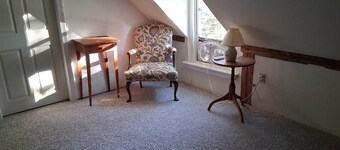 ATTRACTIVE AND COMFORTABLE 2 BEDROOM/1 BATH UNIT WITH WONDERFUL VIEWS