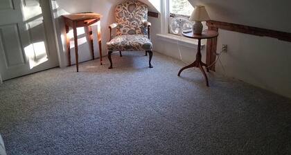 ATTRACTIVE AND COMFORTABLE 2 BEDROOM/1 BATH UNIT WITH WONDERFUL VIEWS