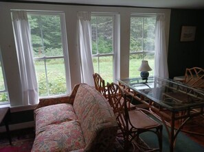 TV - ATTRACTIVE AND COMFORTABLE 2 BEDROOM/1 BATH UNIT WITH WONDERFUL VIEWS (Franklin)