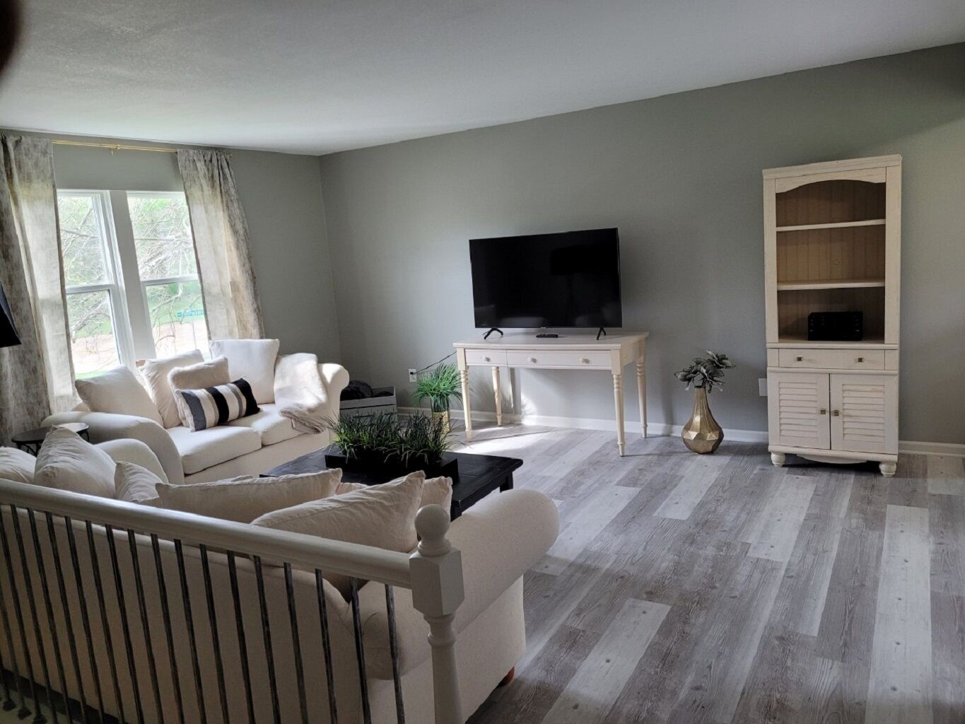 Beautiful 3 Bed, 2 Bath, Sleeps 6, .All the amenities.. garage.