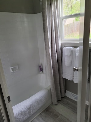 Bathtub, hair dryer, towels, soap - Beautiful 3 Bed, 2 Bath, Sleeps 6, Full Kitchen. garage. Close to World cup! (Lee's Summit)
