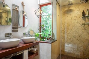 シャワー、ヘアドライヤー、タオル、石鹸