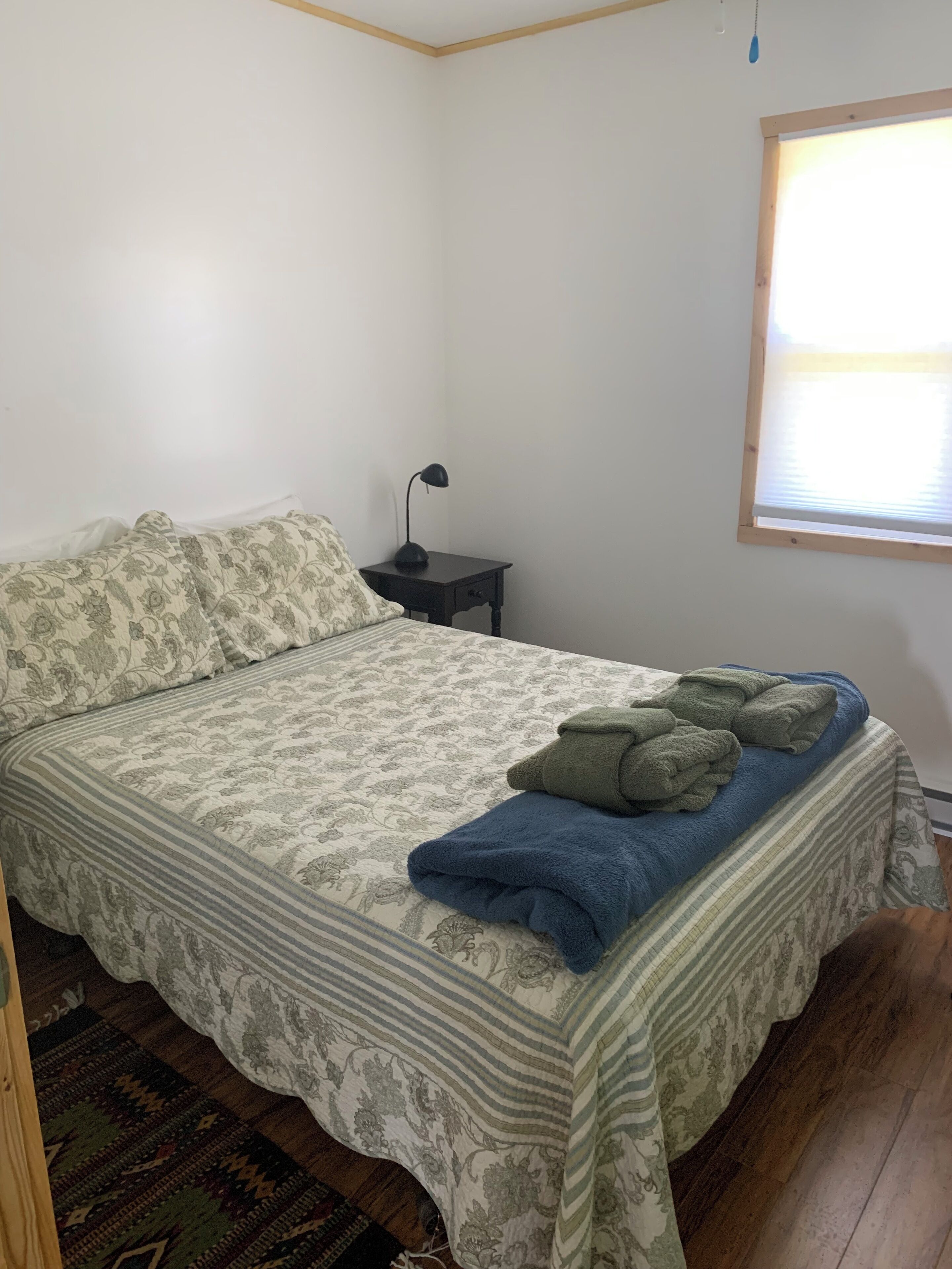 Rustic cabin near RMNP with screened-in deck, forest and meadow views