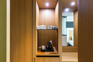 客房 | 起居区 | 40-英寸LED 电视 （配备有线频道）、电视