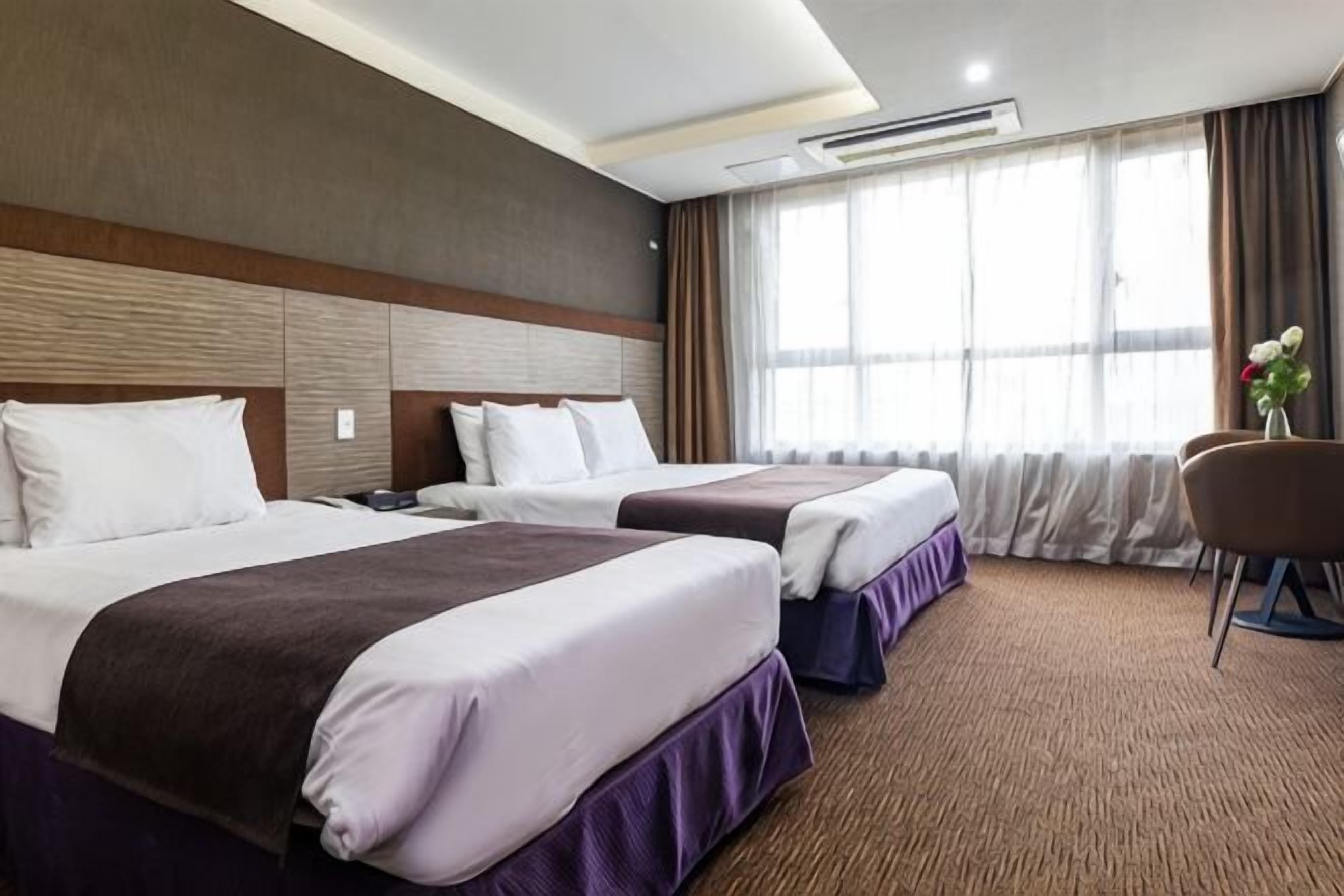 Cortinas blackout, insonorización y tabla de planchar con plancha 