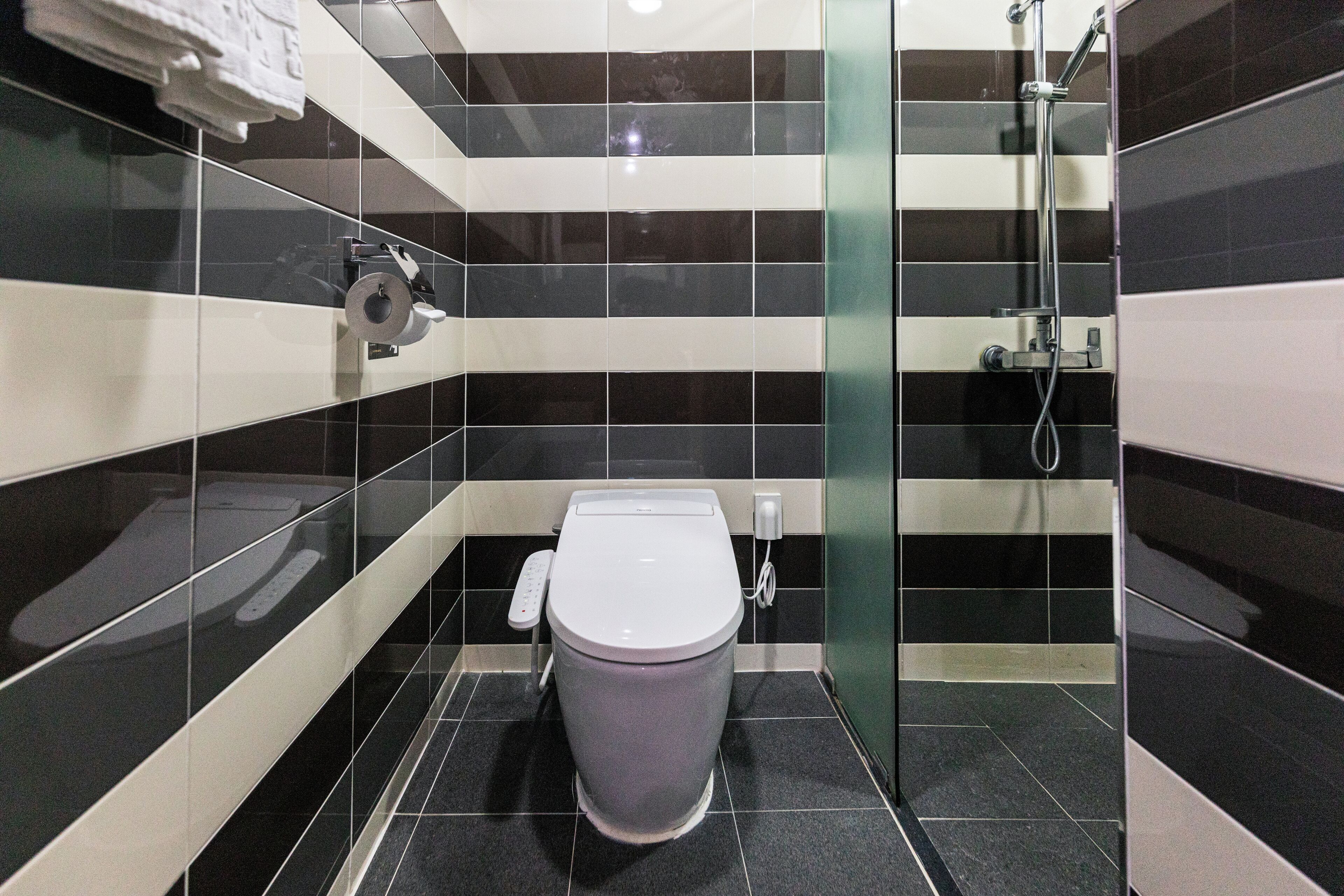 deluxe hollywood(ocean view) | bathroom | shower, hair dryer, slippers, bidet