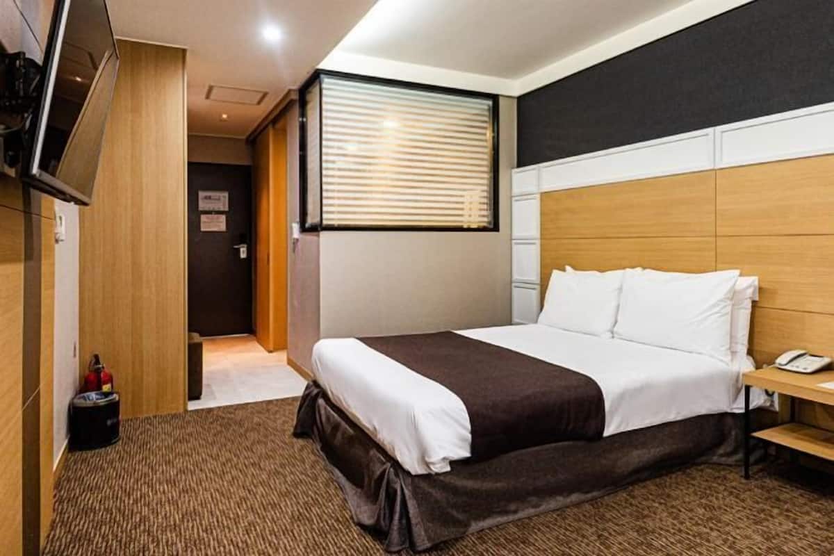 Blackout drapes, soundproofing, iron/ironing board, free WiFi