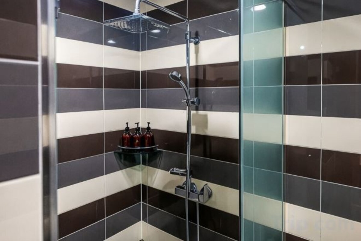 Bathroom | Shower, hair dryer, slippers, bidet